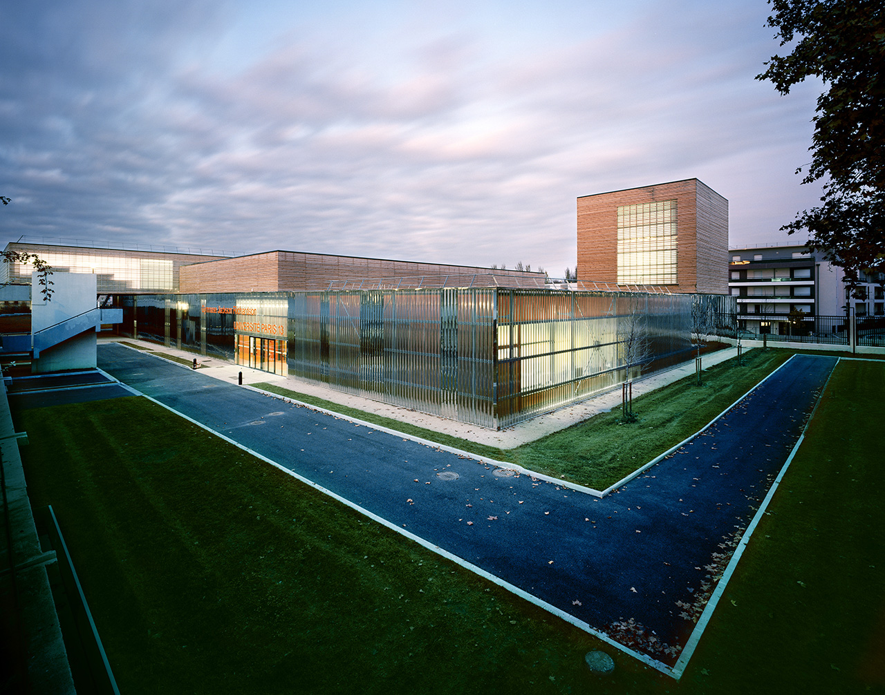 archi5-Villetaneuse-Gymnase-VueSudOuestNuit